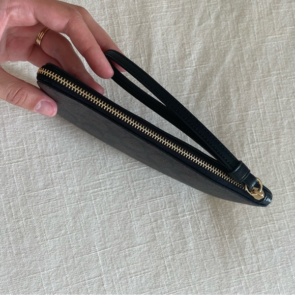 NWT COACH Wristlet! - Picture 2 of 7